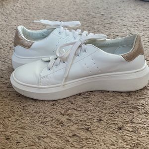 White leather tennis shoes